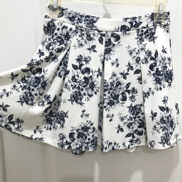 Forever 21 | Floral Circle Mini Skirt - Picture 4 of 7